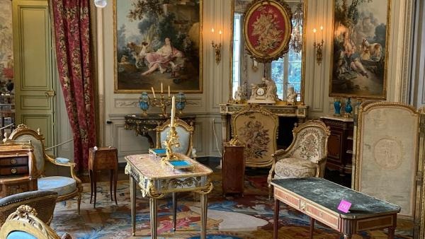 An intricately decorated Parisian room.