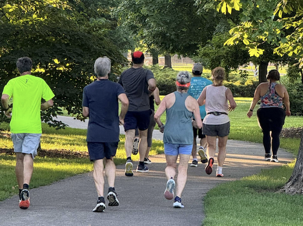 A group of runners.